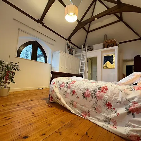Grade Ii Converted Chapel, Apartment *