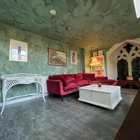 Grade Ii Converted Chapel, Apartment *